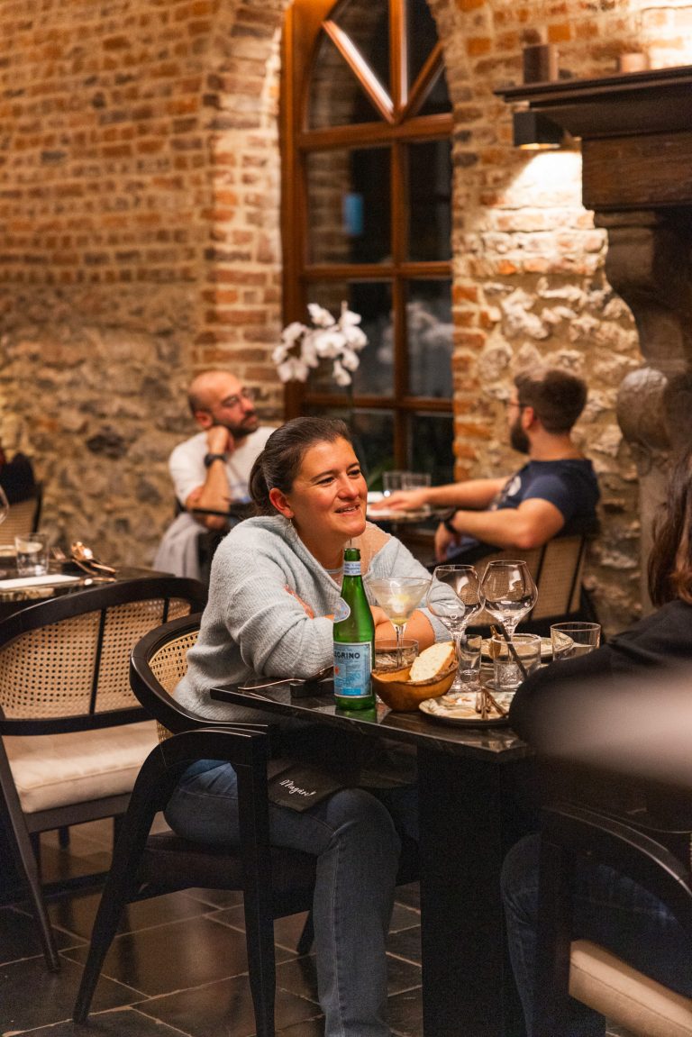 Une tablée dans la salle en pierre